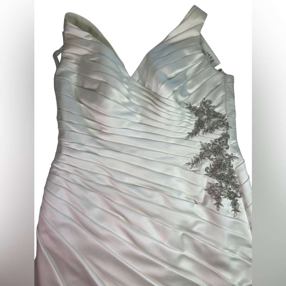 NWT David’s Bridal Ivory Satin V-N Wedding Gown Floral Appliqué on Side Size 16W - Picture 9 of 15